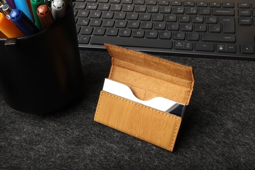 耐久性のある素材を使用した名刺入れ