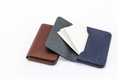 名刺が入った名刺入れ