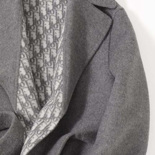 ディオールのグレーのコート