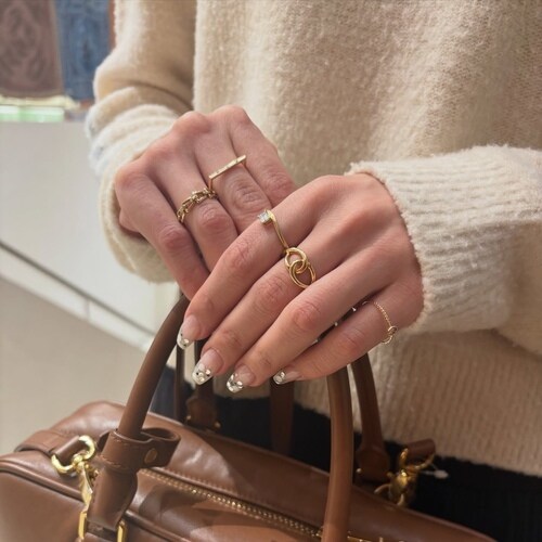 指輪の重ね付けを楽しむ人