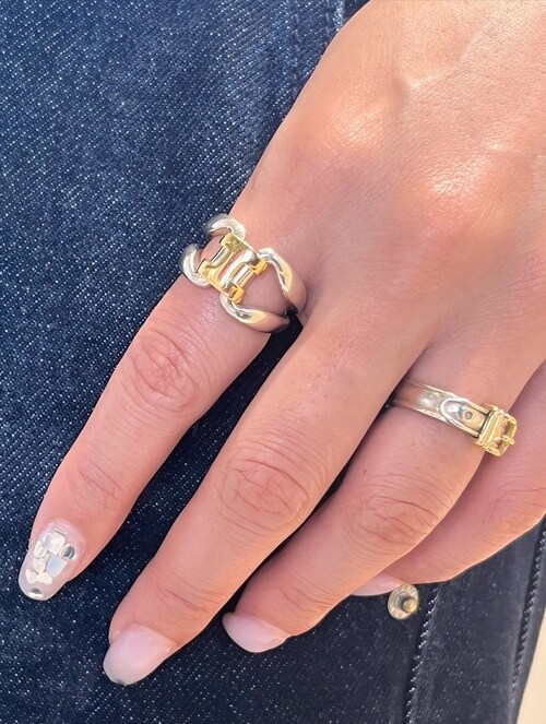 片手で指輪の重ね付けをする人