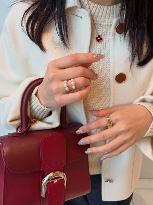 指輪の重ね付けを楽しむ人