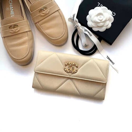 シャネルの財布やシューズ