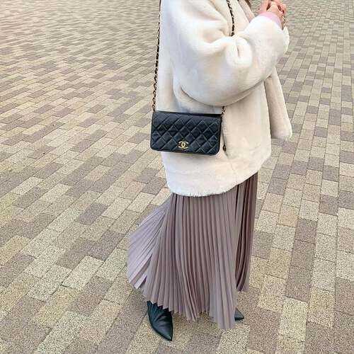 シャネルのマトラッセを持った女性