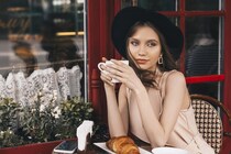 シャネルが似合う年齢層は？年代別おすすめアイテムや上品に身に着けるコツ