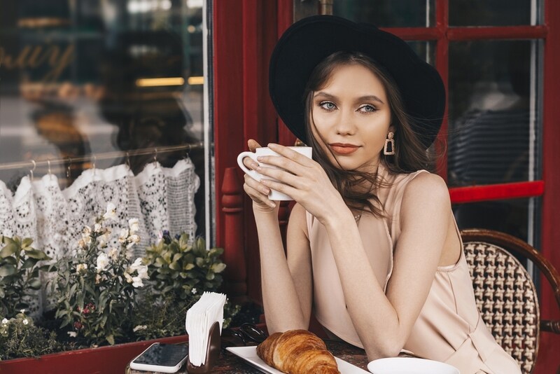 シャネルが似合う年齢層は?年代別おすすめアイテムや上品に身に着けるコツ