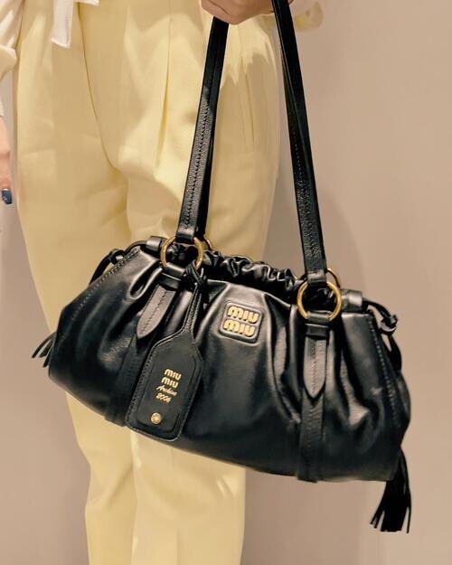 バッグチャームが付いたミュウミュウのバッグ