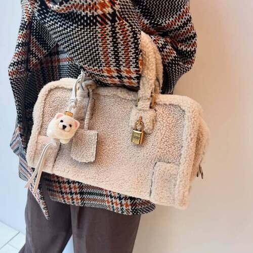 バッグチャームを付けたロエベのバッグを持つ女性