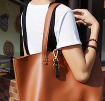 ハイブランドのバッグチャーム特集｜魅力・選び方・おしゃれな付け方も紹介