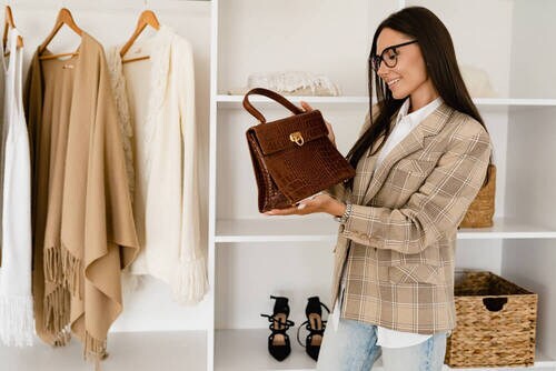 ビジネスバッグを選ぶ女性