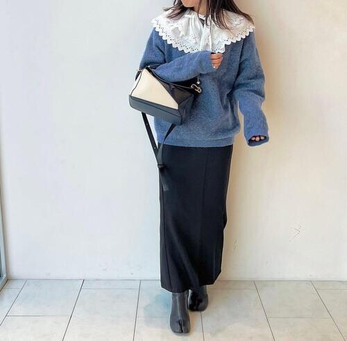 ロエベのパズルバッグを持った女性