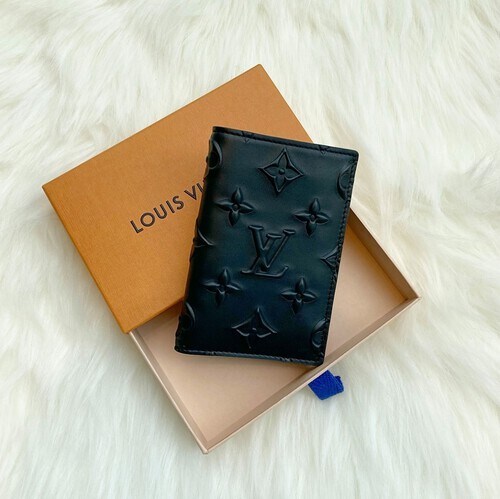 箱に入ったルイ・ヴィトンのカードケース