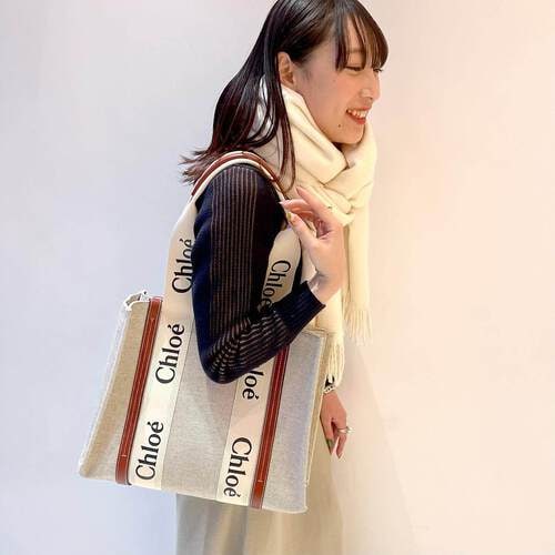 クロエのバッグを持った女性