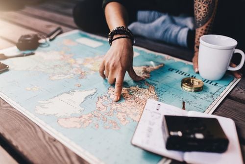 夏のボーナスで旅行に行く計画を立てる女性