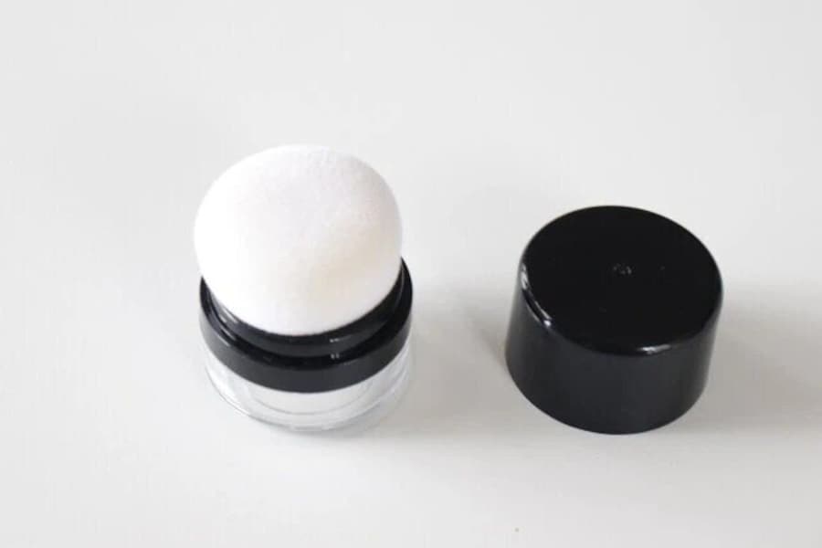 ダイソーのリピ確の詰め替え容器 ダイソーのスポンジ付チーク容器