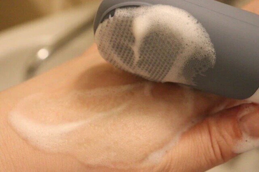 ダイソーのリピ確の詰め替え容器 ダイソーのトラベル詰替用ボトル 吸盤付はブラシがついている