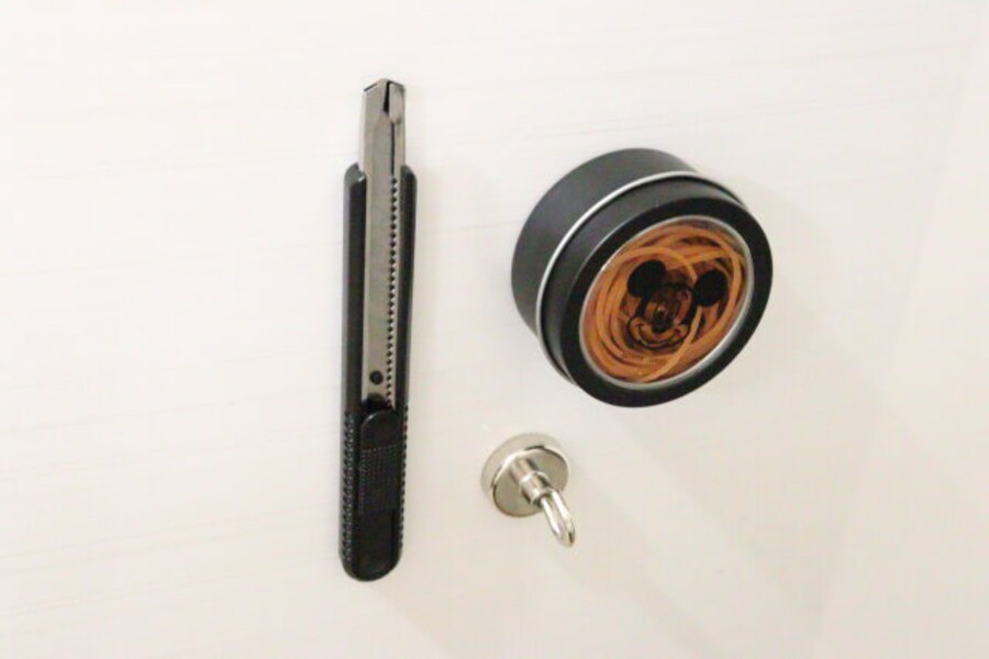 マグネット付カッター(ブラック、9mm) 使用例 マグネット付カッター(ブラック、9mm) 使用例