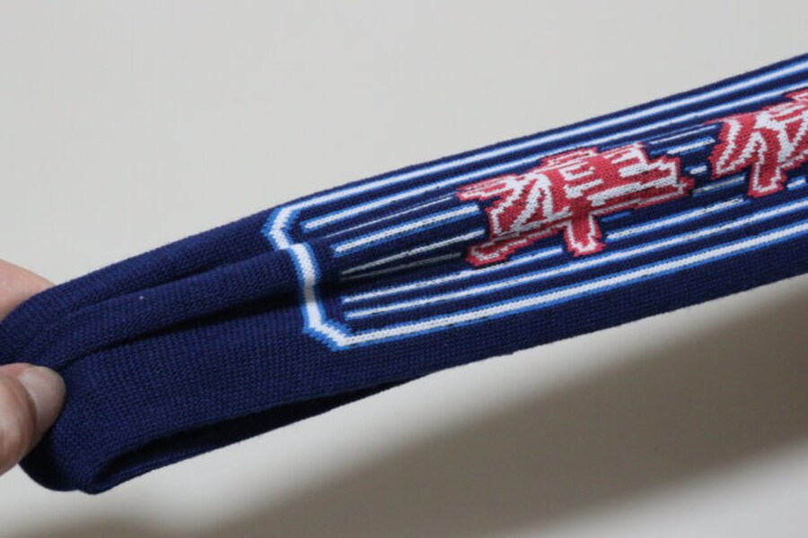 セリアの婦人ネオン看板柄ヘアターバンはニット素材で伸びが良い