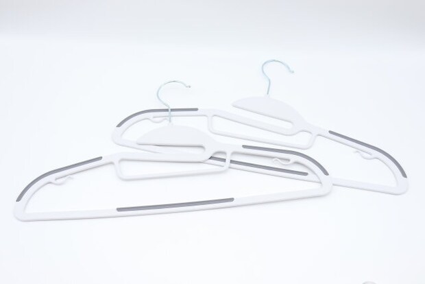 掛けやすいノンスリップハンガー(2本) 掛けやすいノンスリップハンガー(2本)