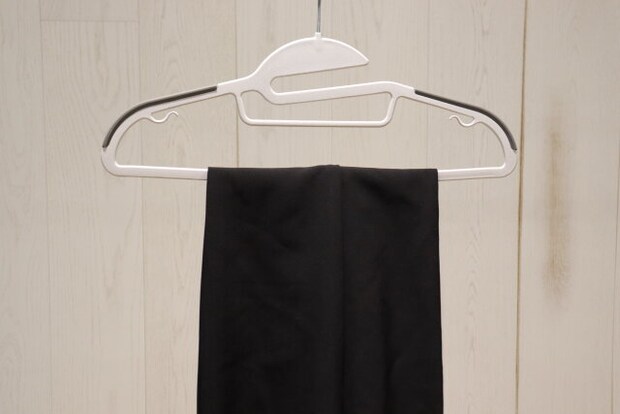 掛けやすいノンスリップハンガー（2本）　ボトムス