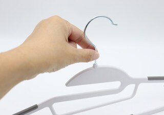 100円ってホムセン号泣！滑りにくく掛けやすい！ノンストレスで使える優秀ハンガー