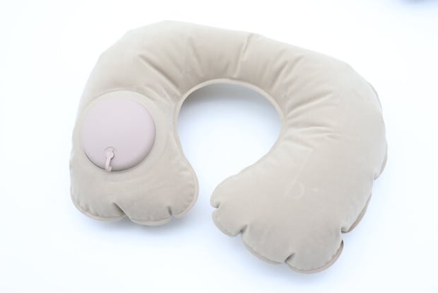 手動プレス式ネックピロー(収納袋付) 空気注入後 手動プレス式ネックピロー(収納袋付) 空気注入後