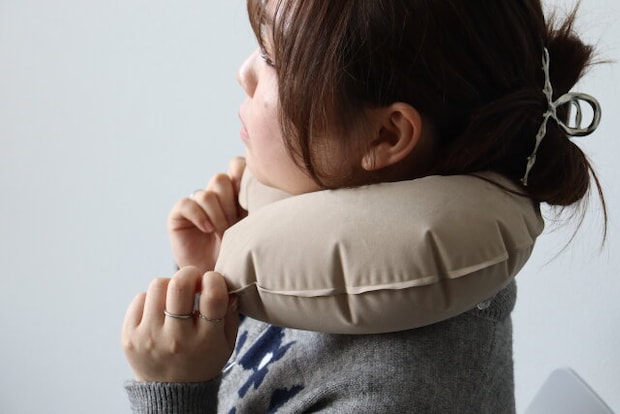 手動プレス式ネックピロー（収納袋付）　使用例