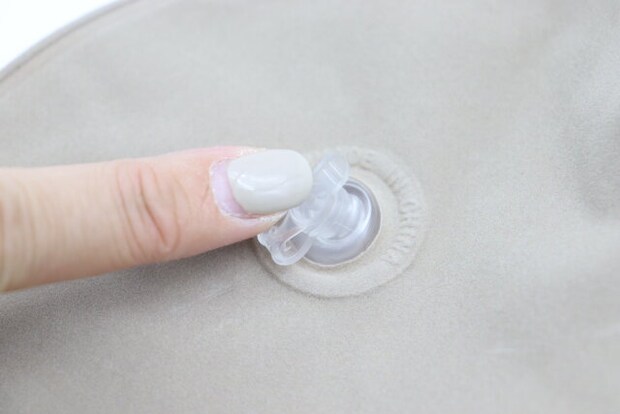 手動プレス式ネックピロー（収納袋付）　排気口