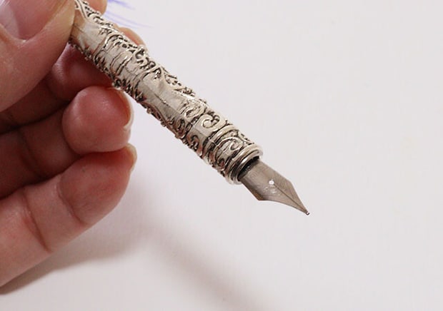 さすがに2度見しちゃったよ…!「映画に出てくるやつじゃん!」高級感がハンパない100均文具