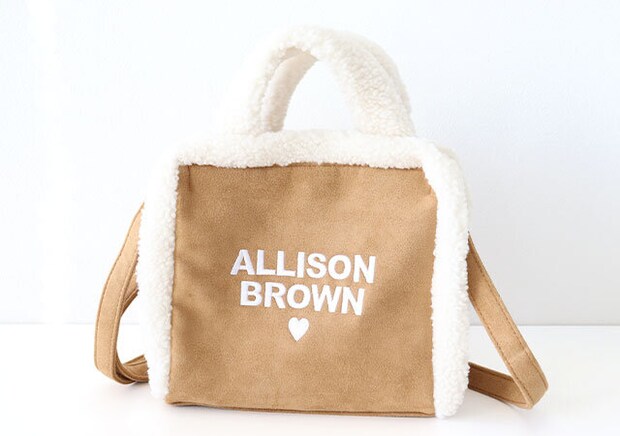 宝島社雑誌付録sweet2025年12月号特別号otonaSWEETのアリソンブラウンのロゴ刺繡入りボアポシェット1