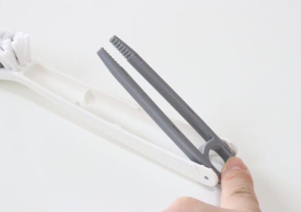 セリアさんこの形優秀すぎるよ!ピンセット付きでお手入れも楽!ありそうでなかった専用ブラシ