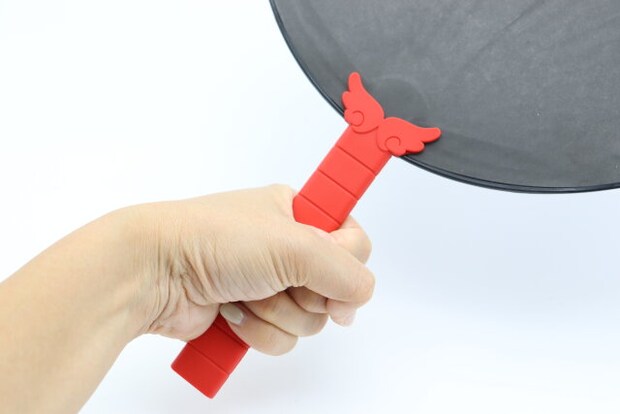 ダイソー　うちわグリップ（羽、レッド、ブルー）　装着　デザイン　使用例