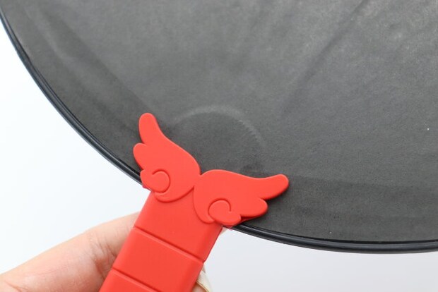 ダイソー　うちわグリップ（羽、レッド、ブルー）　装着　デザイン