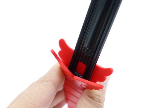 ダイソー うちわグリップ(羽、レッド、ブルー) 装着 ダイソー うちわグリップ(羽、レッド、ブルー) 装着