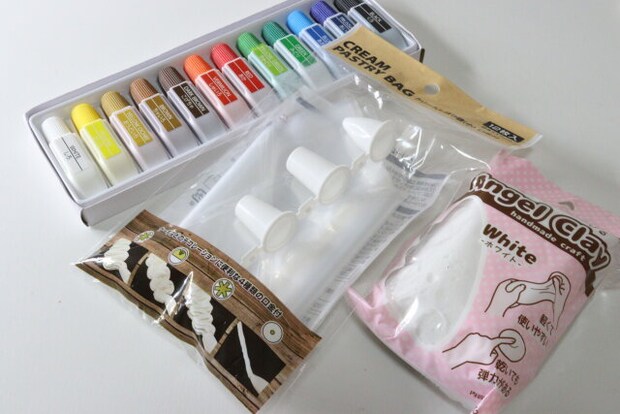 セリア クリームしぼり袋 小 口金付 エンジェルクレイ ホワイト セリアのクリームしぼり袋 小 口金付とエンジェルクレイ ホワイトと絵の具