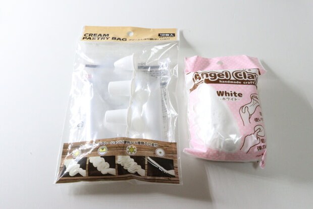 セリア クリームしぼり袋 小 口金付 エンジェルクレイ ホワイト セリアのクリームしぼり袋 小 口金付とエンジェルクレイ ホワイトのパッケージ