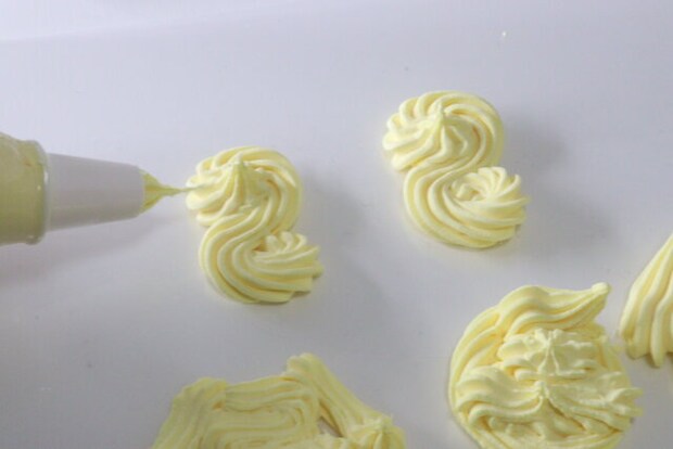 セリア クリームしぼり袋 小 口金付 エンジェルクレイ ホワイト セリアのクリームしぼり袋 小 口金付でエンジェルクレイを絞る