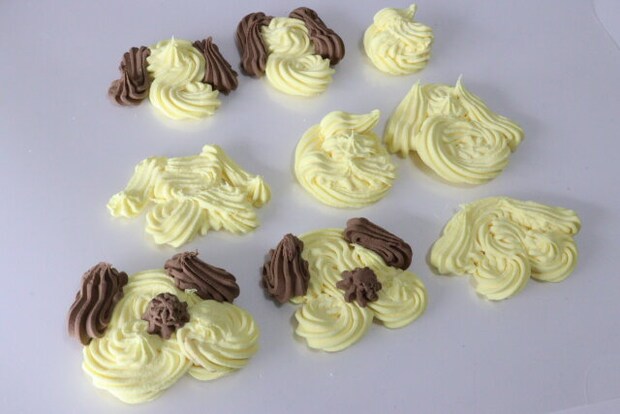 セリア クリームしぼり袋 小 口金付 エンジェルクレイ ホワイト セリアのクリームしぼり袋 小 口金付とエンジェルクレイ ホワイトで作った粘土細工