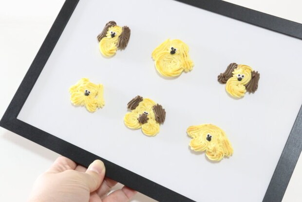 セリア クリームしぼり袋 小 口金付 エンジェルクレイ ホワイト ワンちゃんクッキー型の粘土細工を額縁に飾る