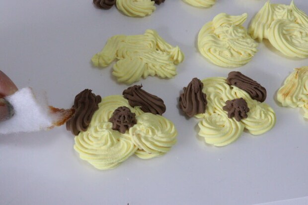 セリア クリームしぼり袋 小 口金付 エンジェルクレイ ホワイト ワンちゃんクッキー型の粘土細工に絵の具で色を付ける