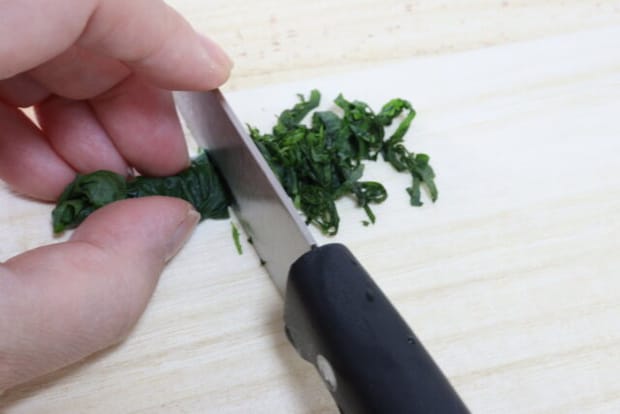 ダイソーの桐まな板で野菜を切る