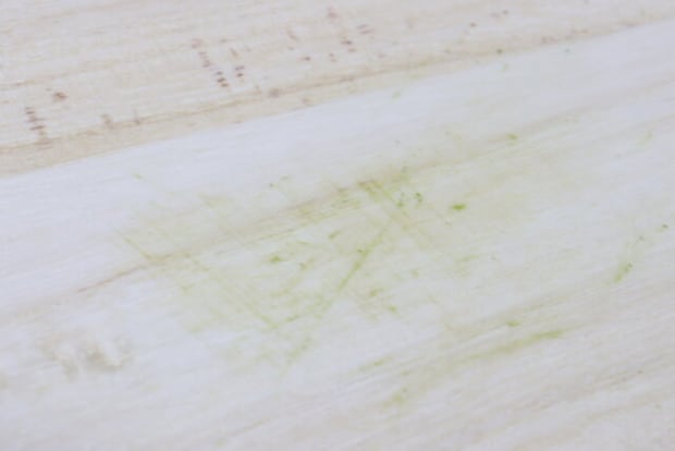 ダイソーの桐まな板で野菜をカットした跡