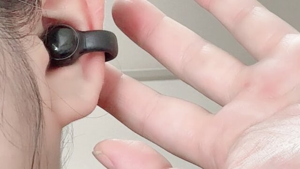 ダイソーのイヤピタッ 完全ワイヤレスステレオイヤホンの装着例2