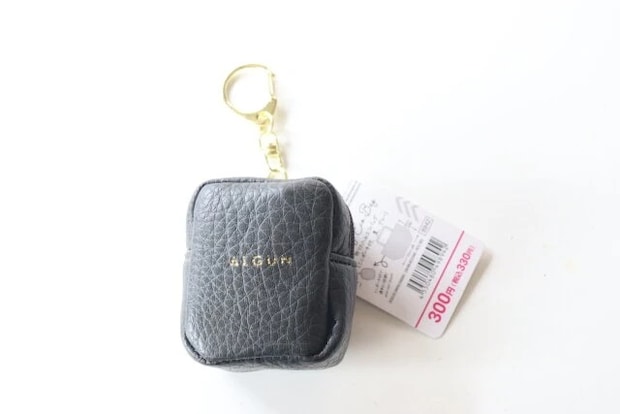 ダイソーの折りたたみエコバッグ（ミニポーチ付、黒、グレー）のパッケージ