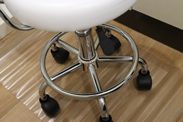 フロアマット(半透明、45cm×90cm) 使用例 フロアマット(半透明、45cm×90cm) 使用例