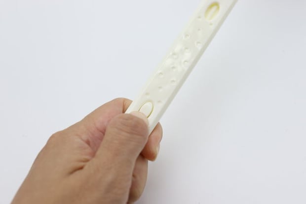 ダイソー コップ・ボトル洗いスポンジ(2段伸縮) 伸縮ボタン ダイソー コップ・ボトル洗いスポンジ(2段伸縮) 伸縮ボタン