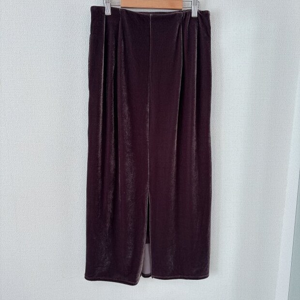 後ろはスリット入り 後ろはスリット入り