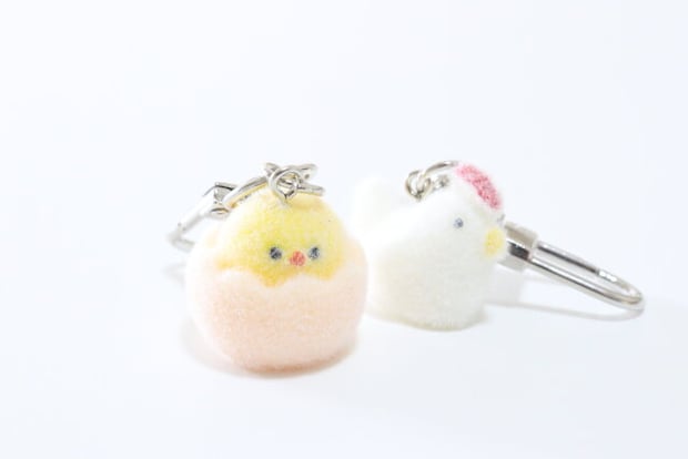 ダイソー フロッキーキーホルダー ひよこ、にわとり ダイソーのミニサイズのフロッキーキーホルダー ひよこ、にわとり