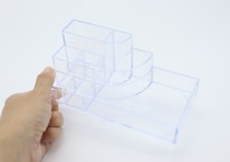 サイズ違いのコスメがスッキリ収まる！取り出しも楽な100均の優秀スタンド