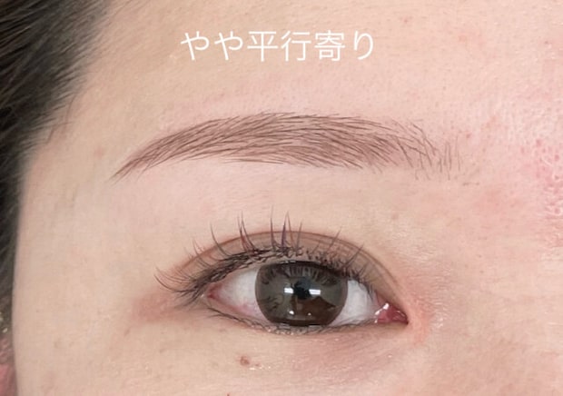 やや平行寄り眉